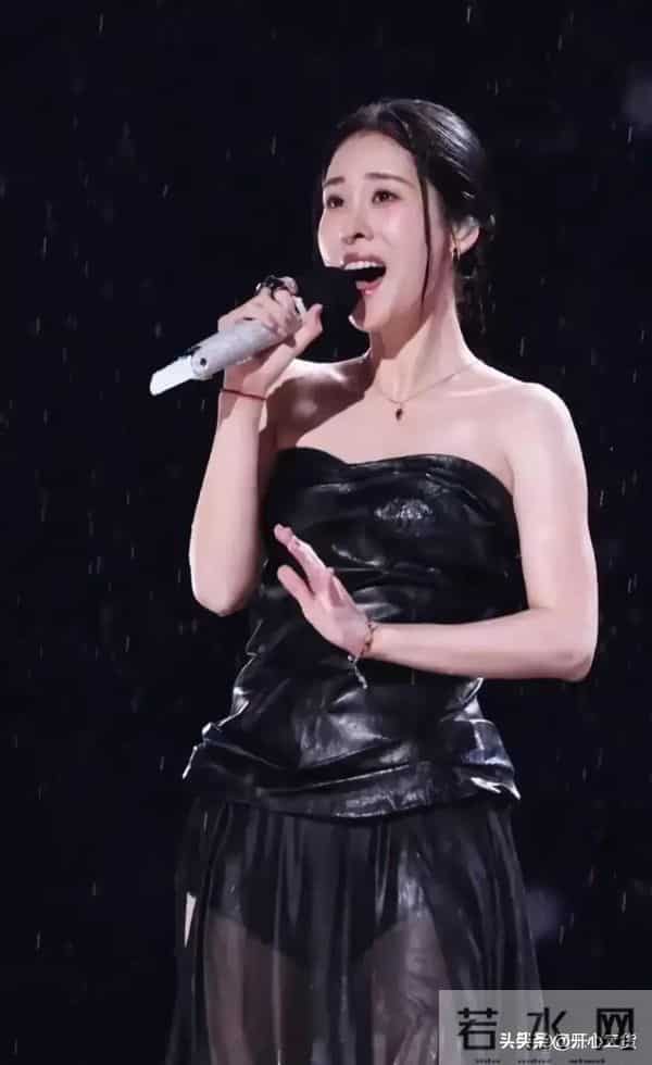 张碧晨演唱会被雨水淋透，黑色透视裙在雨中若隐若现，好丰满