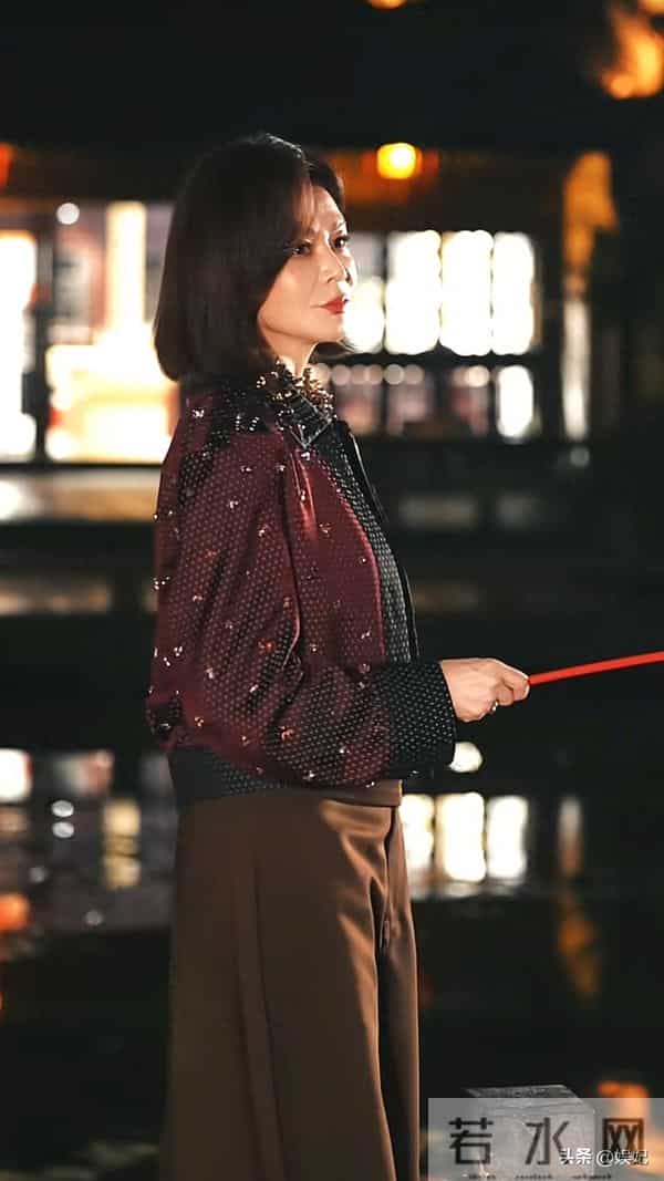 63岁关之琳染发新造型:短款外套+阔腿裤,减龄又高级,美得像39