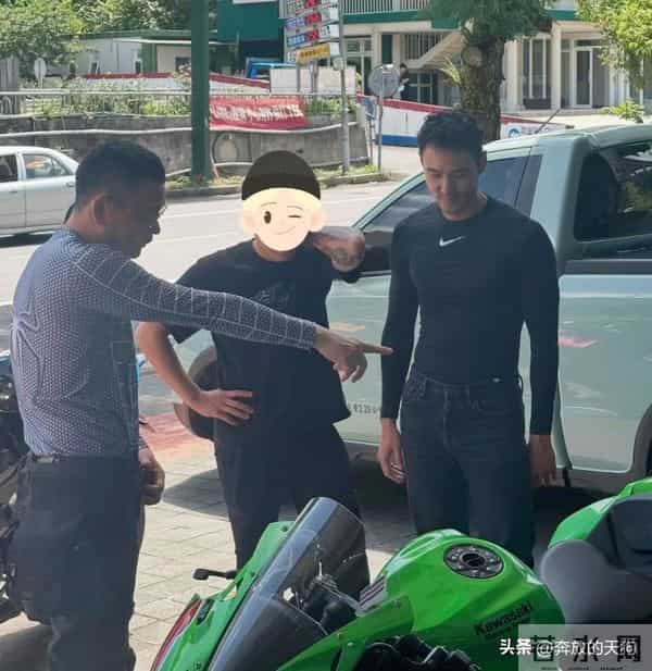 阮经天42岁穿紧身服亮相，身材堪比男模，胸肌腰部线条完美展现！