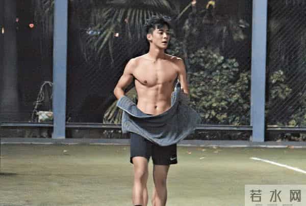 香港知名男星疑脚踏两只船，先后约会两位女神，踢球昏迷一度险死