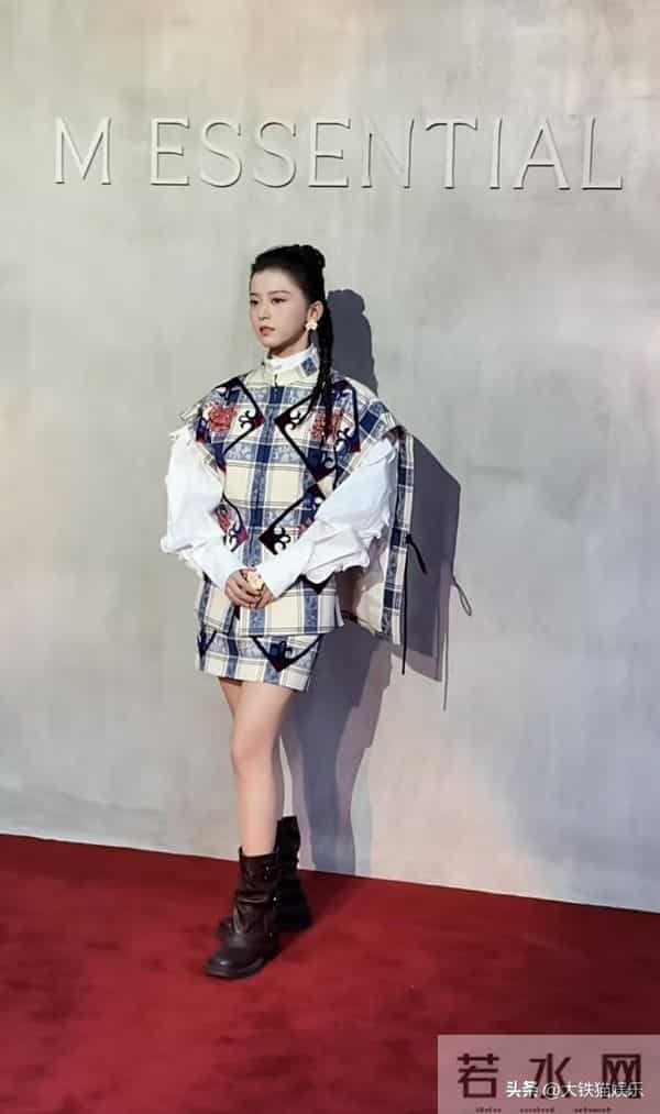 上海这一晚,蒋欣、胡杏儿秒了00后小花,才知什么叫美得有辨识度