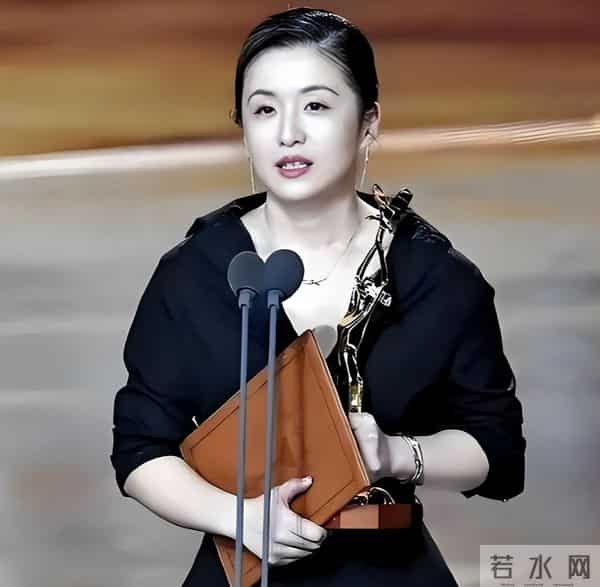 事情闹大了！秦雯“袭警捞人”事件遭官媒喊话，吐槽倪妮被硬刚