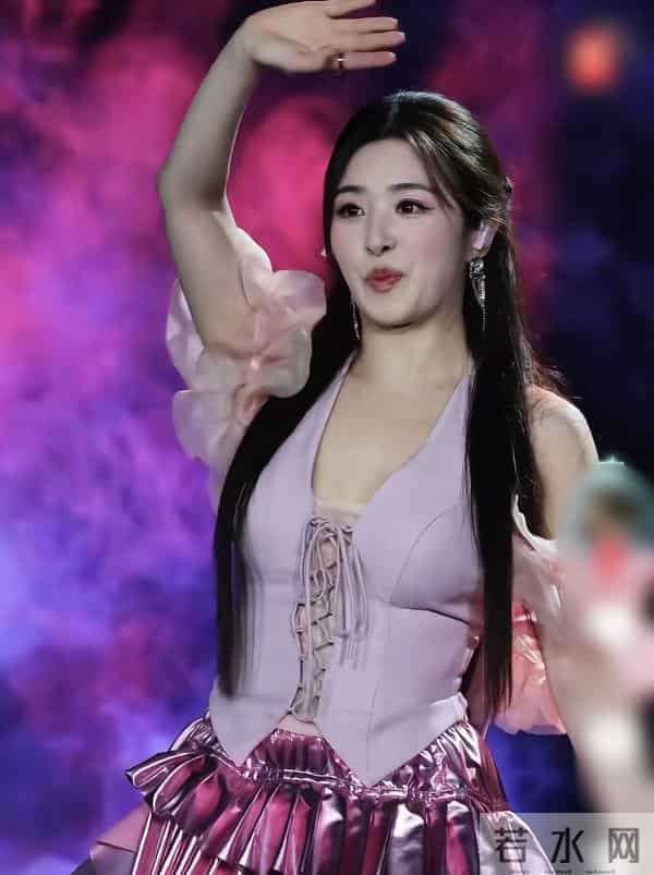 张含韵上海演唱会“惊变”，上围引热议，恋爱传闻靠谱吗？