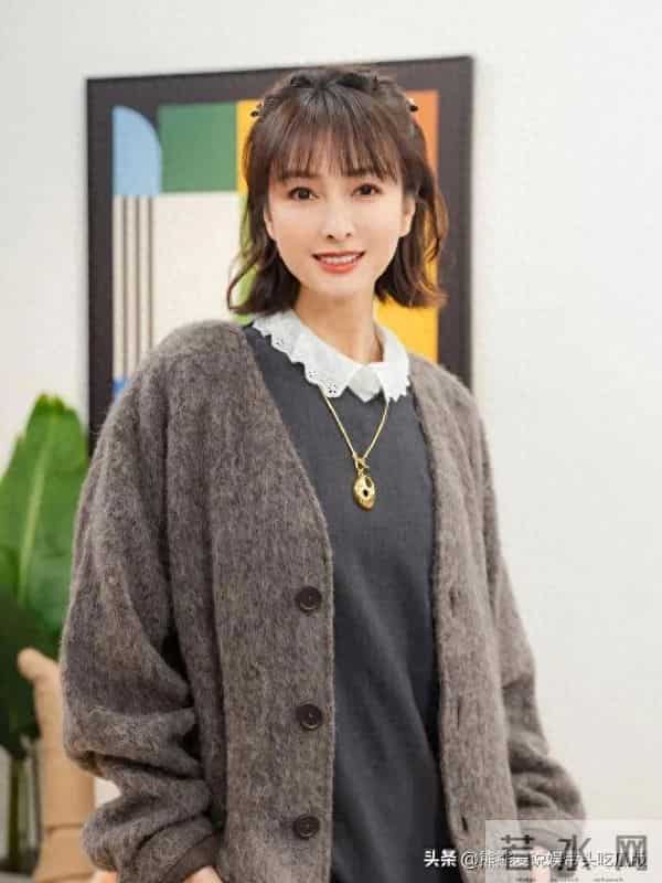 吴昕越来越会穿！灰色毛呢外套+连衣裙，简约又高级！