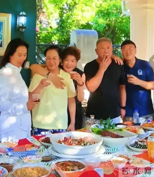 原来他俩是夫妻，家里家外老婆是领导，68岁住大别墅仍坚持拍戏