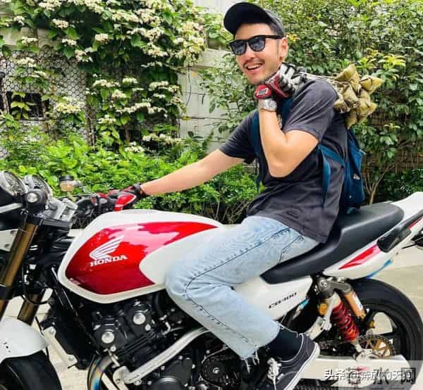 阮经天42岁穿紧身服亮相，身材堪比男模，胸肌腰部线条完美展现！