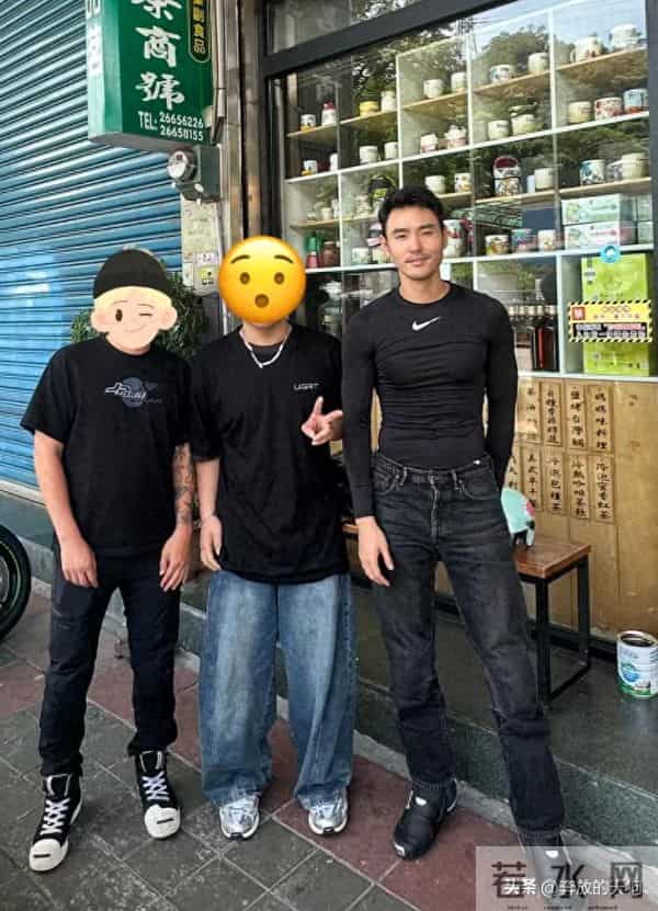 阮经天42岁穿紧身服亮相，身材堪比男模，胸肌腰部线条完美展现！