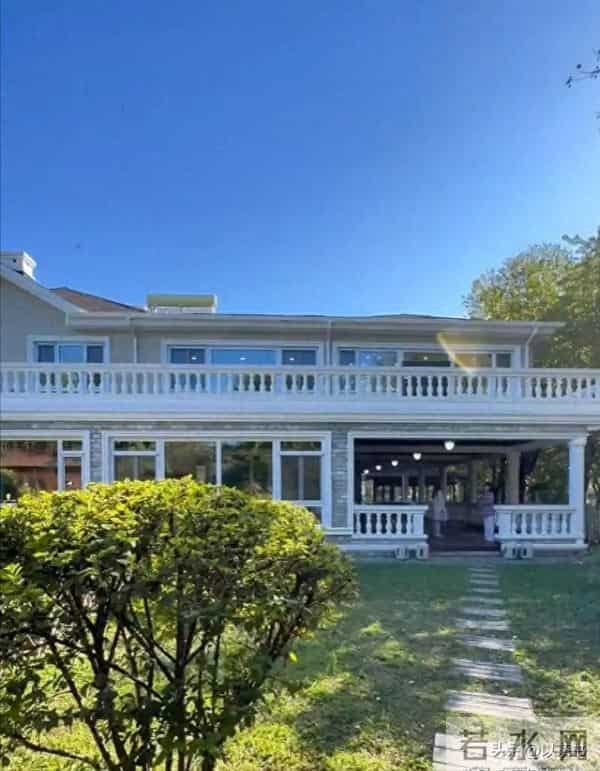 原来他俩是夫妻，家里家外老婆是领导，68岁住大别墅仍坚持拍戏