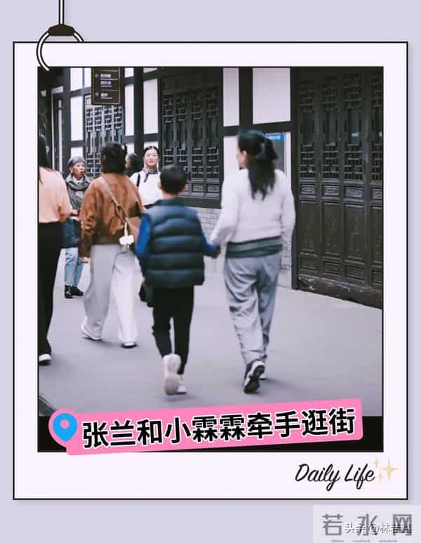 张兰和小玥儿牵手逛公园被偶遇，小玥儿身高抢镜，背影像极了大S