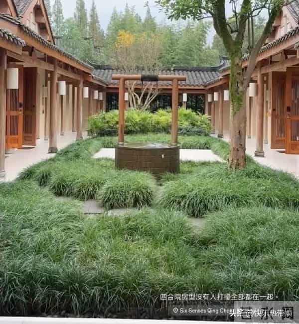 网友偶遇汪小菲夫妇，与友人开心畅谈，住豪华大别墅旅途好幸福