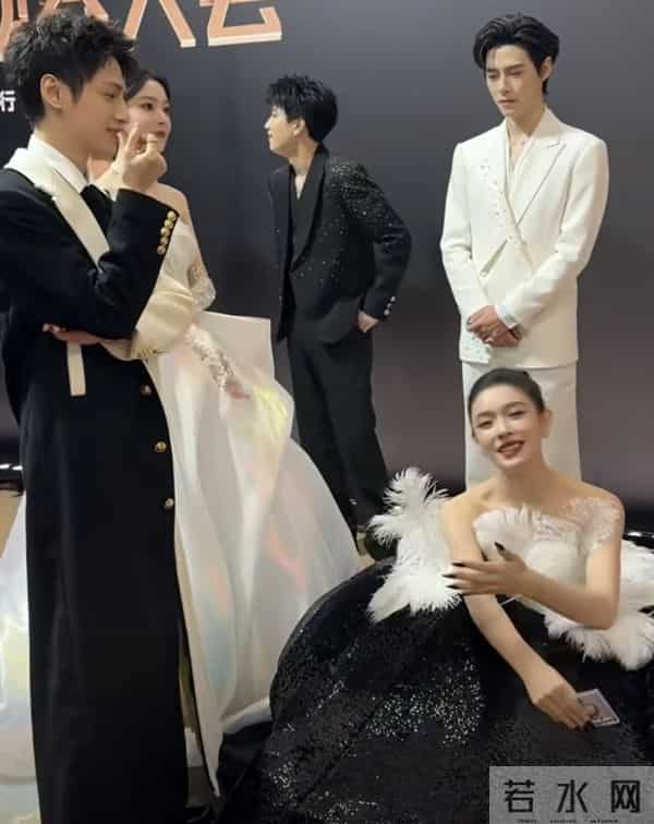 微博之夜似菜市场，杨幂指挥交通，蓝盈莹撞衫，张淼怡不敢认