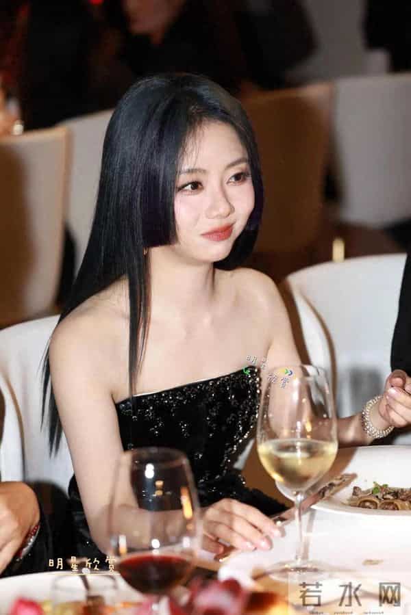 谭松韵晚宴生图流出，大变样，新发型翻车了，公主切真不适合她！