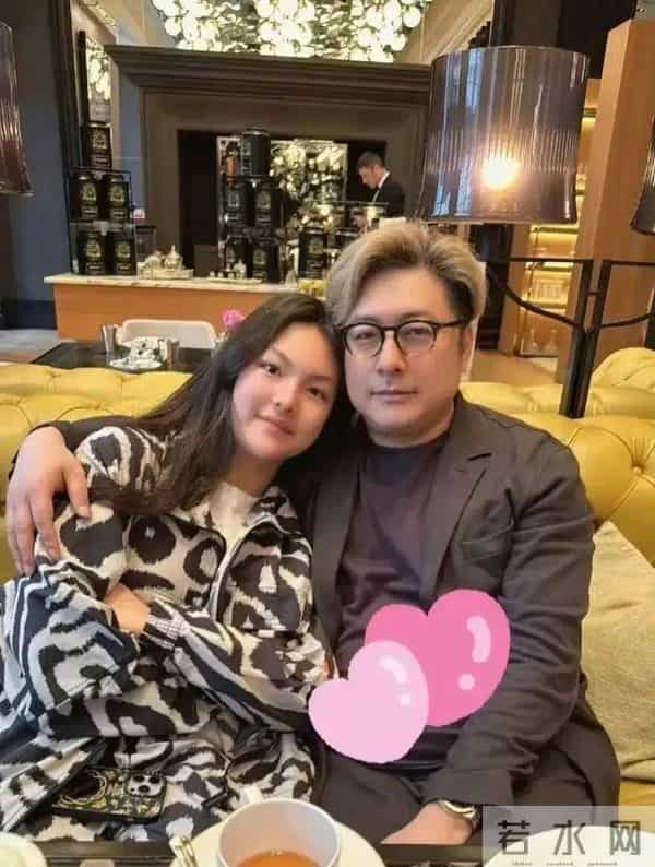 李湘一家三口现身机场，走路带风气场十足！手上那件貂皮大衣抢镜