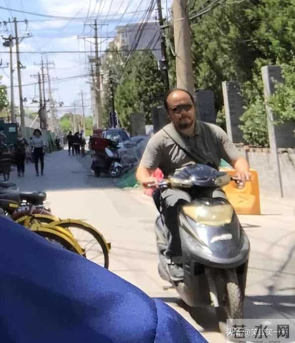 窦唯住河北骑电车买菜，不接商演不直播，却成年轻人精神图腾