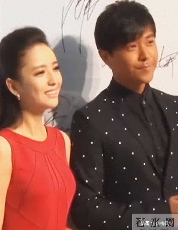 佟丽娅深圳扫购黄金！头发稀少假发明显，满胳膊黄金手串太吸睛