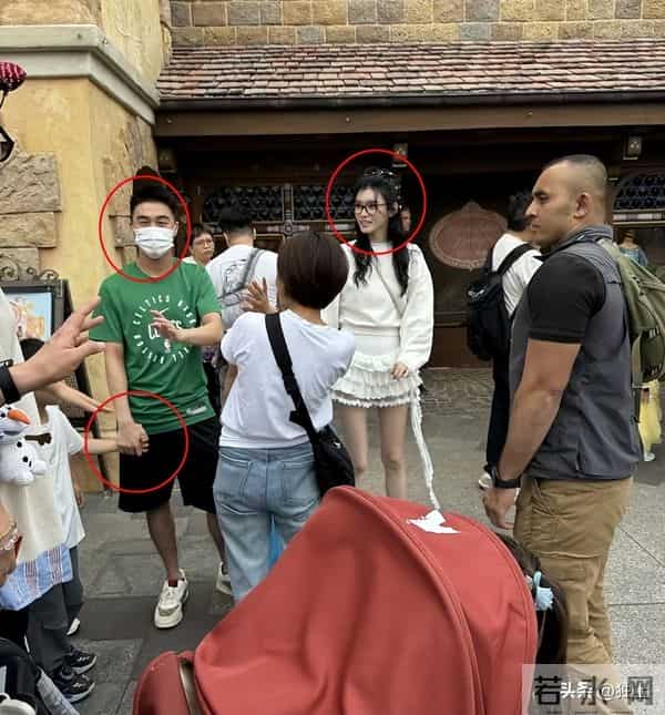 迪士尼偶遇何猷君一家，4岁女儿背1.7万挎包，奚梦瑶本人美到失语