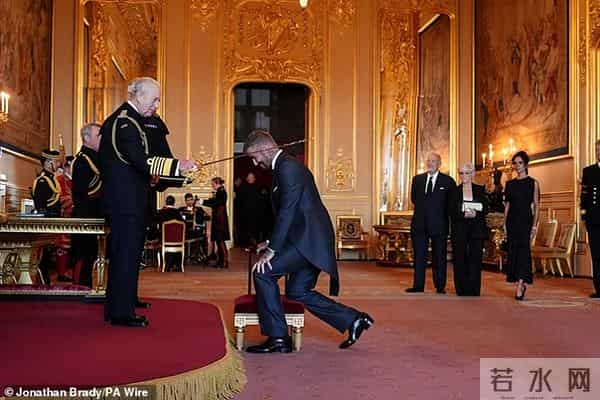 50岁贝克汉姆单膝下跪获英王亲封爵士，父母和贝嫂见证，长子沉默