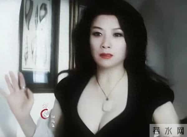 王静真是高大丰满的霸气御姐，独有的气质，丰韵犹存又明艳大气