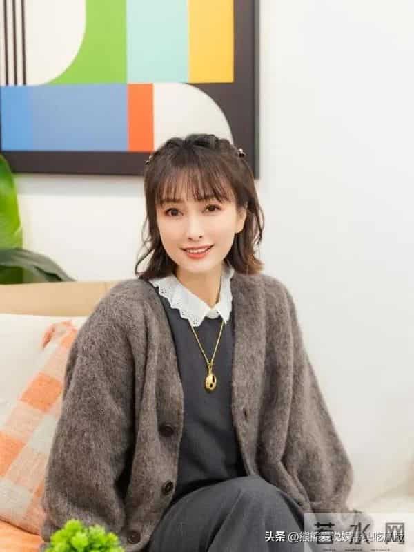 吴昕越来越会穿！灰色毛呢外套+连衣裙，简约又高级！