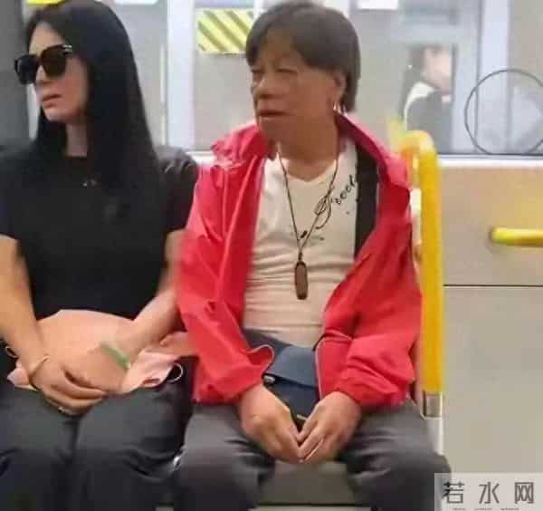 77岁梁小龙和妻子在深圳坐地铁，表情好像没睡醒，看起来没精
