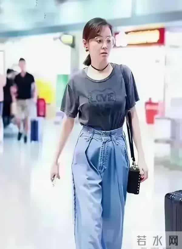 张靓颖素颜亮相机场被偶遇，网友-和普通人差不多 舞台上妆化太狠