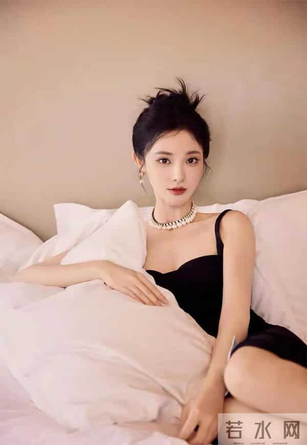 彭小苒，明艳如花，甜美性感