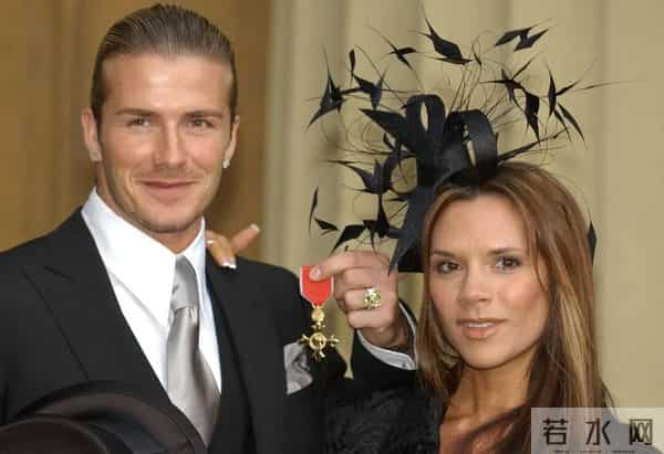 贝克汉姆获封爵士,单膝下跪接受英国国王授勋,本人回应:职业生涯中“最自豪的时刻”