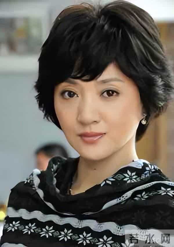 她是冯巩御用老婆，连登五年春晚后精神失常，如今50岁的她怎样了