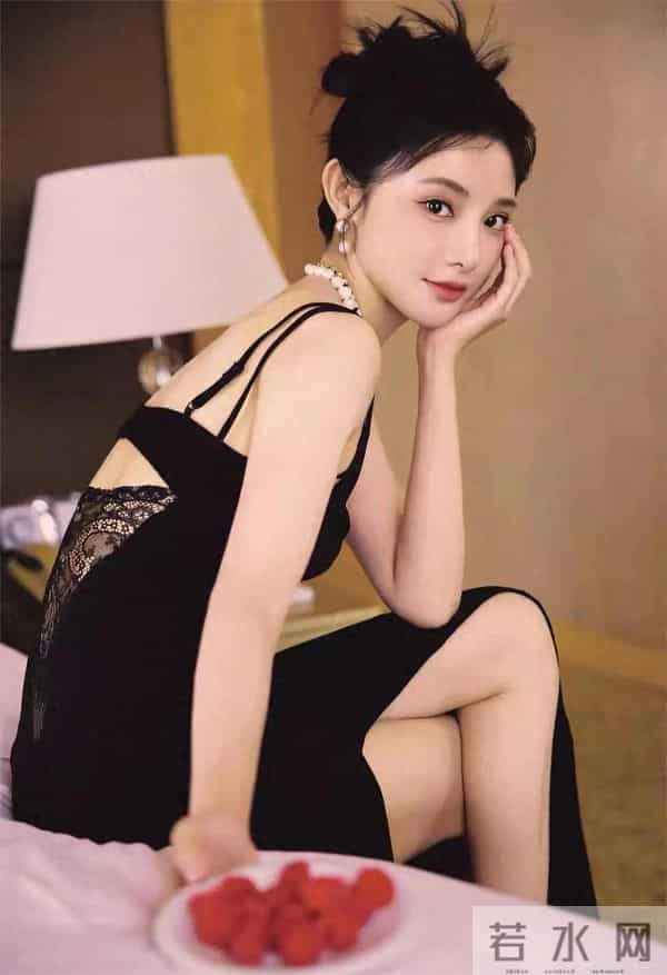 彭小苒，明艳如花，甜美性感