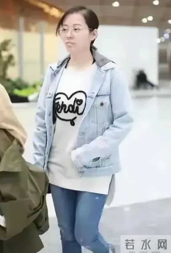 张靓颖素颜亮相机场被偶遇，网友-和普通人差不多 舞台上妆化太狠