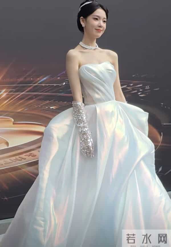 微博之夜似菜市场，杨幂指挥交通，蓝盈莹撞衫，张淼怡不敢认