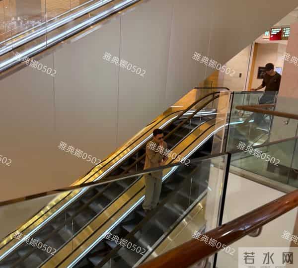 香港偶遇谢霆锋和大儿子,谢霆锋好帅好年轻Lucas很乖很崇拜爸爸