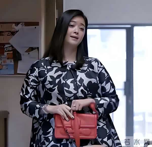 北京这一夜，秦海璐肿了，蒋欣瘦成皮包骨，却被66岁的她惊艳了