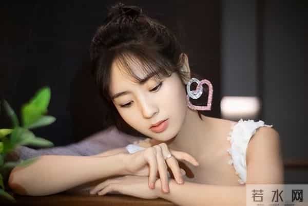 邢菲拿奖就曝恋情，两人被拍见家长，男友选秀出身，母亲下楼迎接