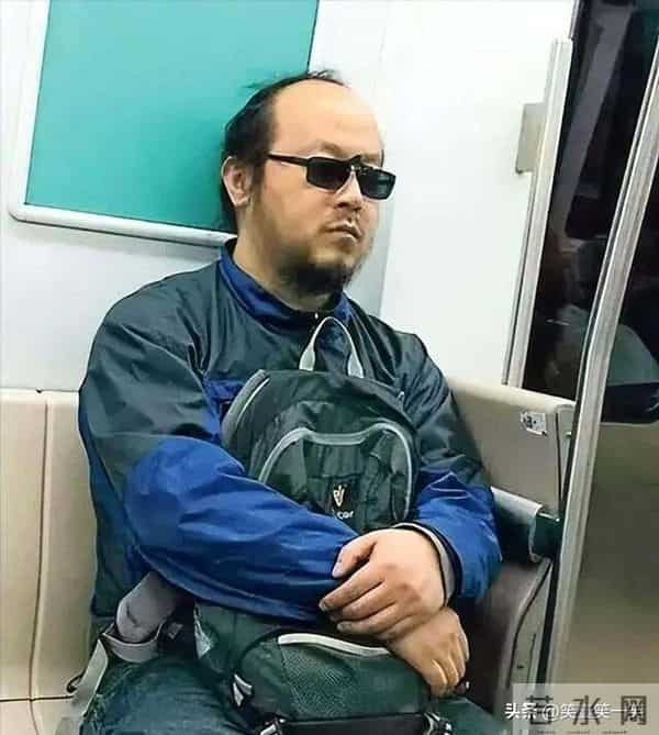 窦唯住河北骑电车买菜，不接商演不直播，却成年轻人精神图腾