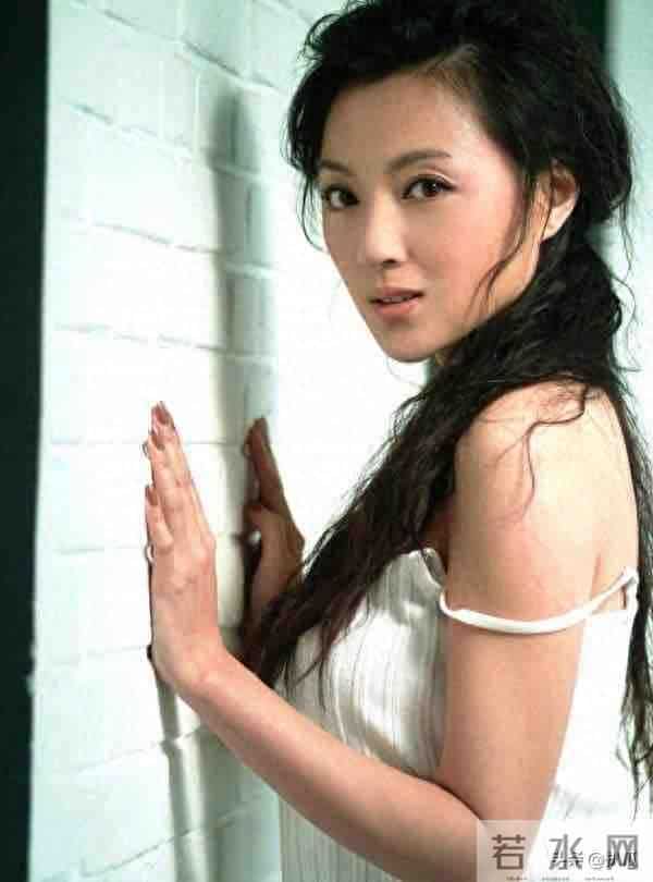 她是冯巩御用老婆，连登五年春晚后精神失常，如今50岁的她怎样了