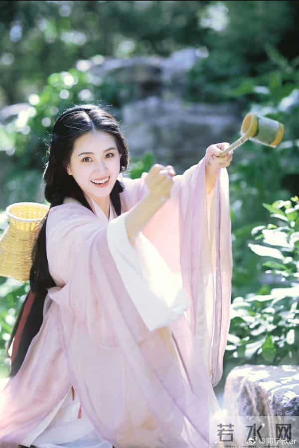 终于理解为什么叫她“短剧颜值天花板”了!温婉大方,素颜超级美