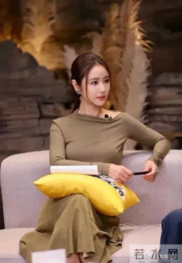 49岁林心如增肥后更漂亮！穿斜肩连衣裙扎麻花辫，美到差点认不出