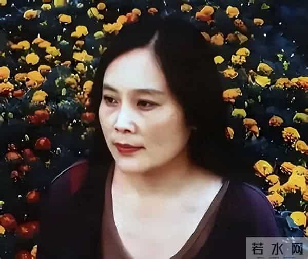 与张艺谋分手多年后，前配偶肖华坦言：在爱别人前，先学会爱自己