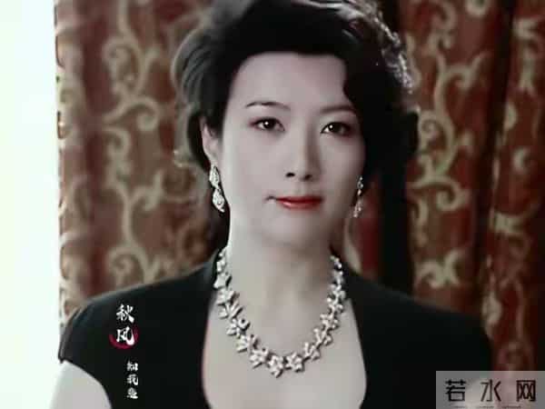 王静绝对是国内女演员中最媚最有气质的，有一种特有的高贵气质