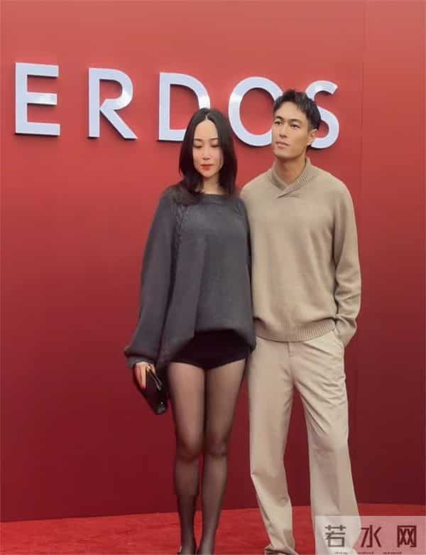 杨佑宁媳妇这身材简直堪比梦露啊肉肉的性感又火辣看得人目不转睛