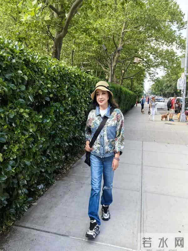 74岁刘晓庆晒公园散步照，整套休闲牛仔穿搭，比实际年龄年轻20岁
