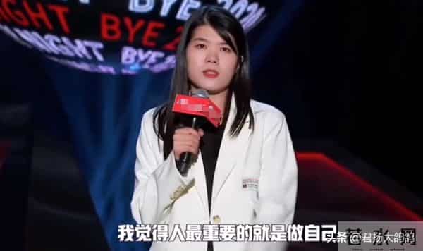 32岁杨笠:清空社媒,长期遭遇攻击,沦落到这般田地并不无辜