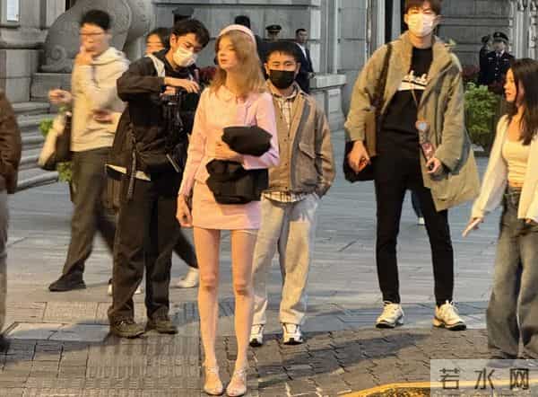 董力阿诺外滩被偶遇，阿诺穿粉色短裙露逆天长腿，董力变身小助理