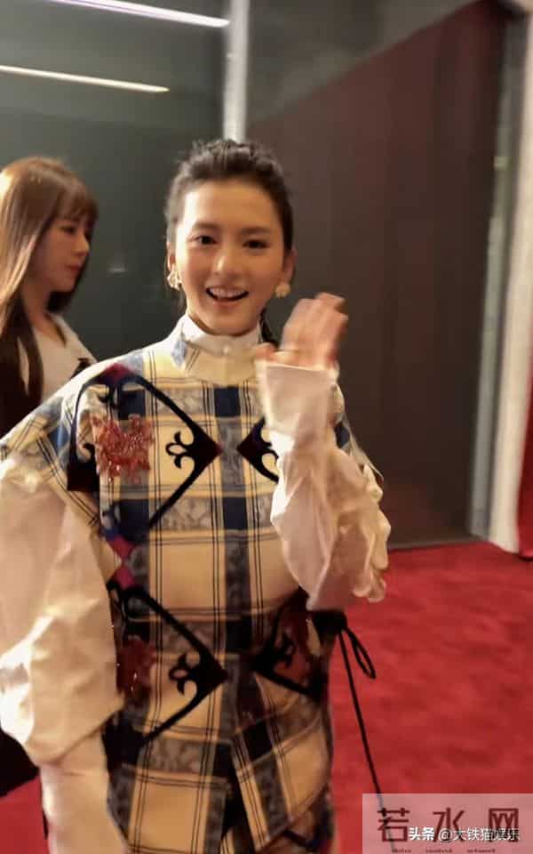 上海这一晚,蒋欣、胡杏儿秒了00后小花,才知什么叫美得有辨识度