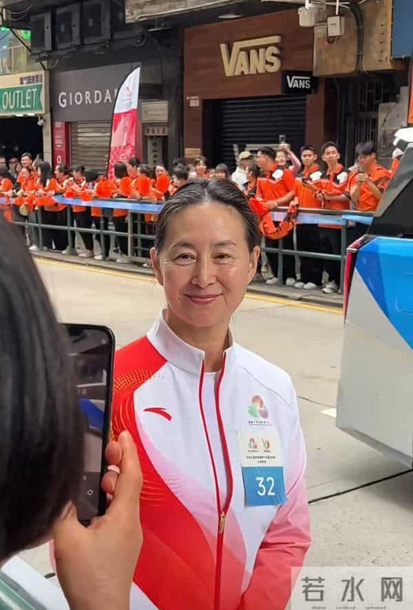 何超琼穿运动装亮相澳门街头，虽有皱纹白发，气质依旧优雅！