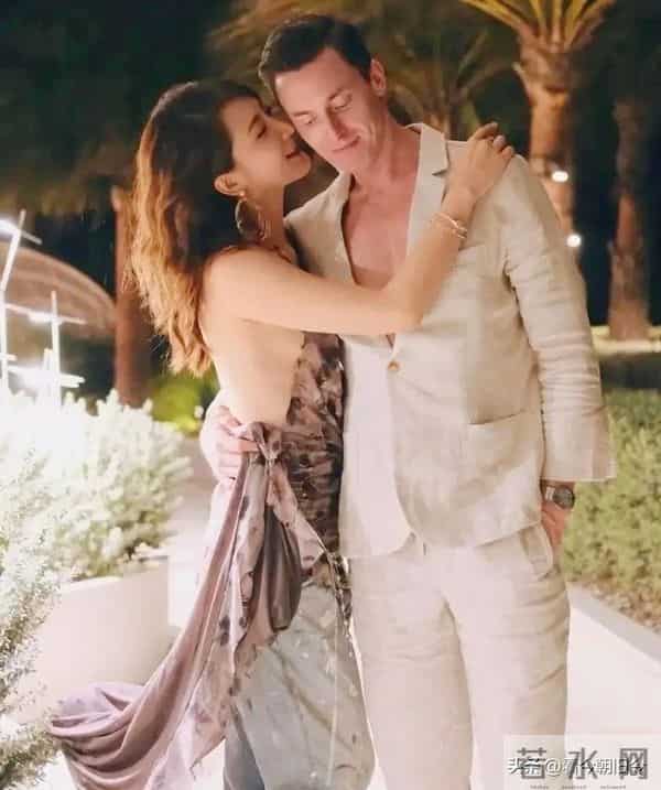 陈赫前妻许婧在沙特过生日，穿露背装身材好辣，外籍老公还有胸肌