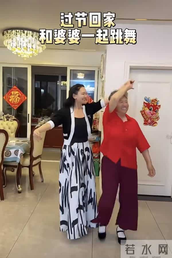 郭晓东妈妈带亲戚来北京，住小酒店不麻烦儿子，俩孙女全程玩手机