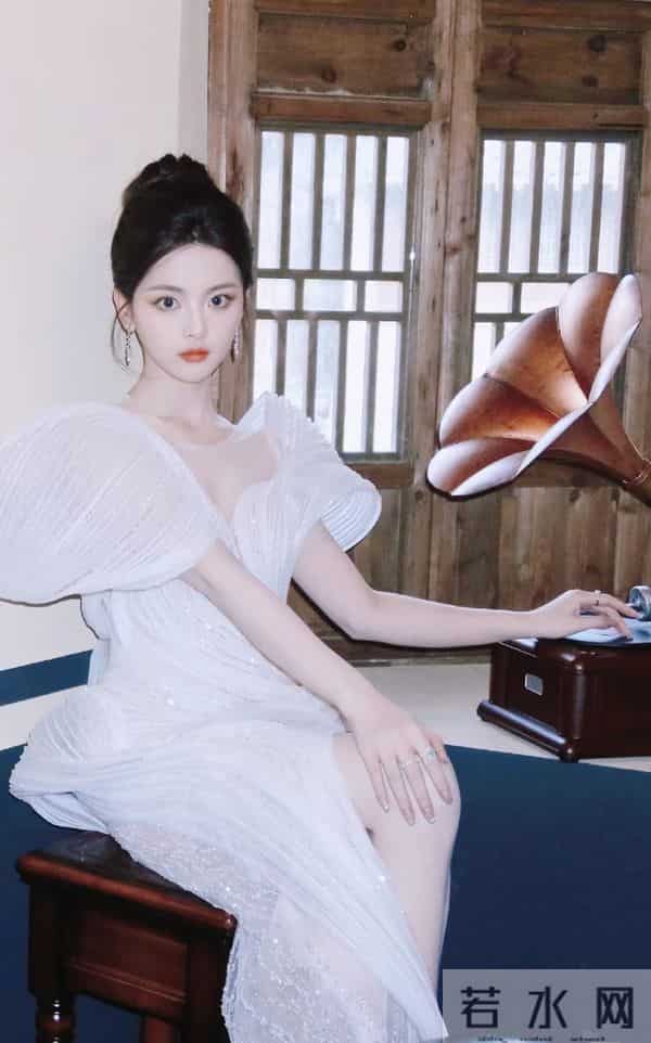 杨超越 深V高叉裙