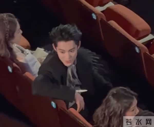 微博之夜似菜市场，杨幂指挥交通，蓝盈莹撞衫，张淼怡不敢认